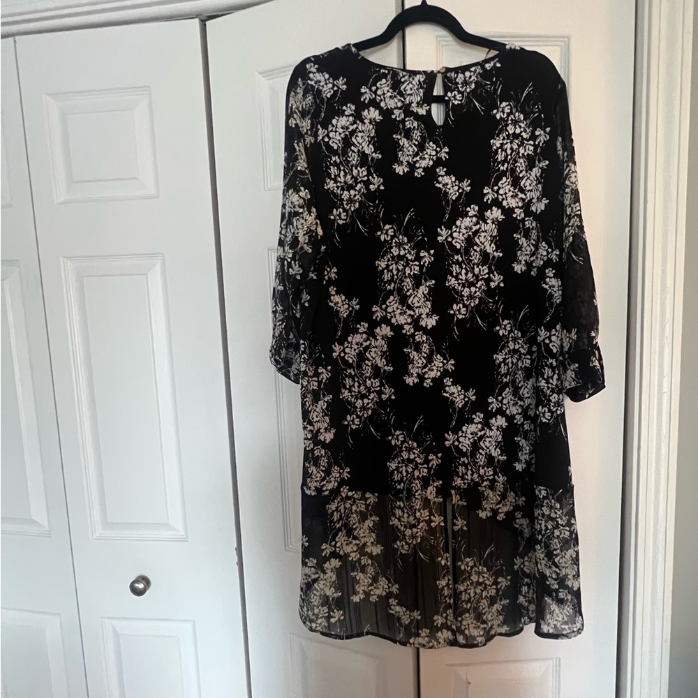 Roz & Ali Black and White Floral Tunic Style Blouse